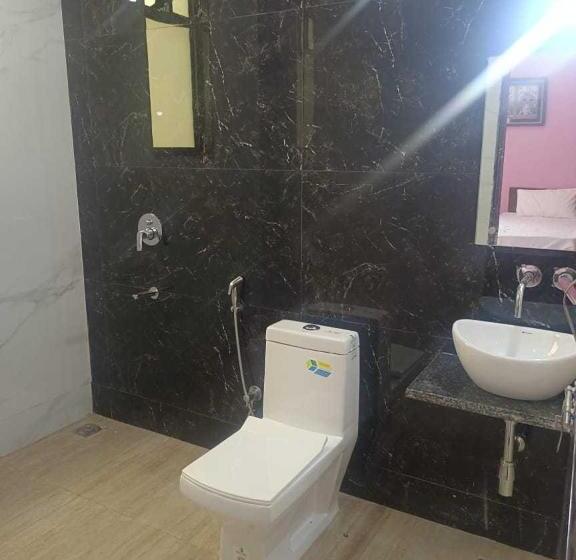 غرفة كلاسيكية ثلاثية, Oyo Nehra Tower