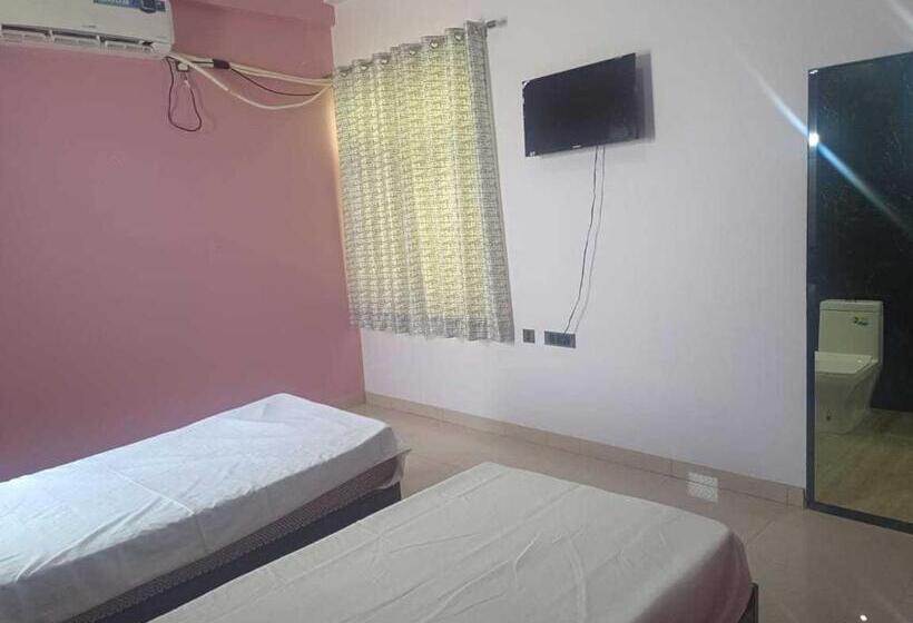 غرفة كلاسيكية ثلاثية, Oyo Nehra Tower