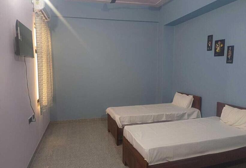 غرفة كلاسيكية ثلاثية, Oyo Nehra Tower