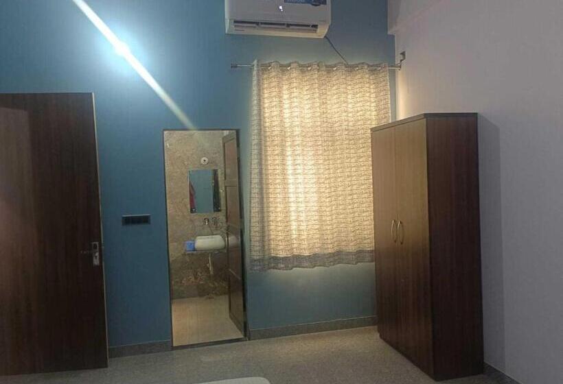 غرفة كلاسيكية ثلاثية, Oyo Nehra Tower