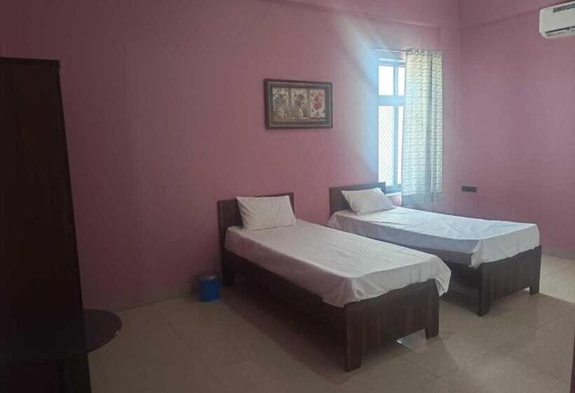 غرفة كلاسيكية ثلاثية, Oyo Nehra Tower