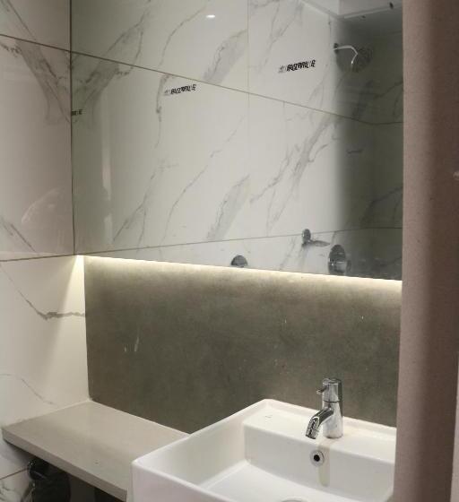 غرفة إدارية ثلاثية, Park Side