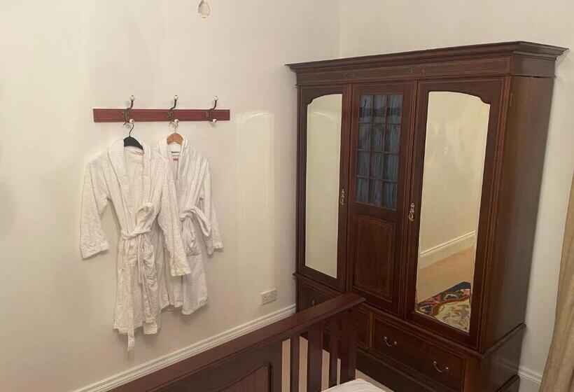 スタンダードトリプルルーム, Brackfield House