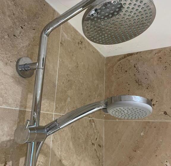 スタンダードトリプルルーム, Brackfield House