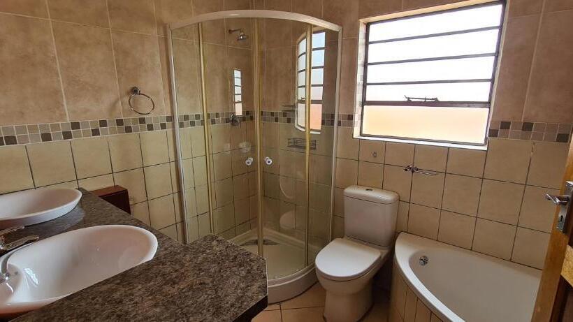 חדר דלוקס, Moy Invest Holdings Bohlale