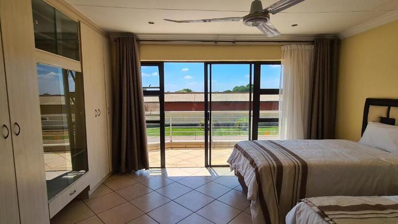 חדר דלוקס, Moy Invest Holdings Bohlale