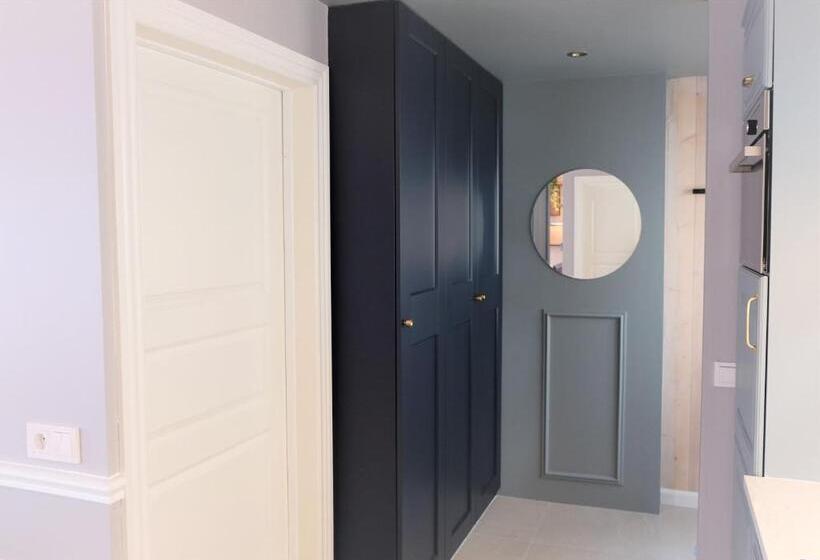 اتاق استاندارد, Red Roof Retreat