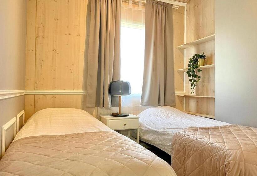 اتاق استاندارد, Red Roof Retreat