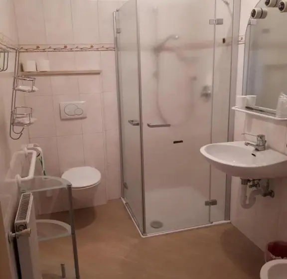 Standard Neljän Hengen Huone Parveke, Garni Eden Bed And Breakfast