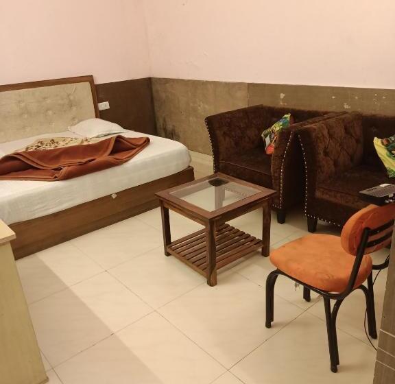 豪华工作室, Ivy Stays