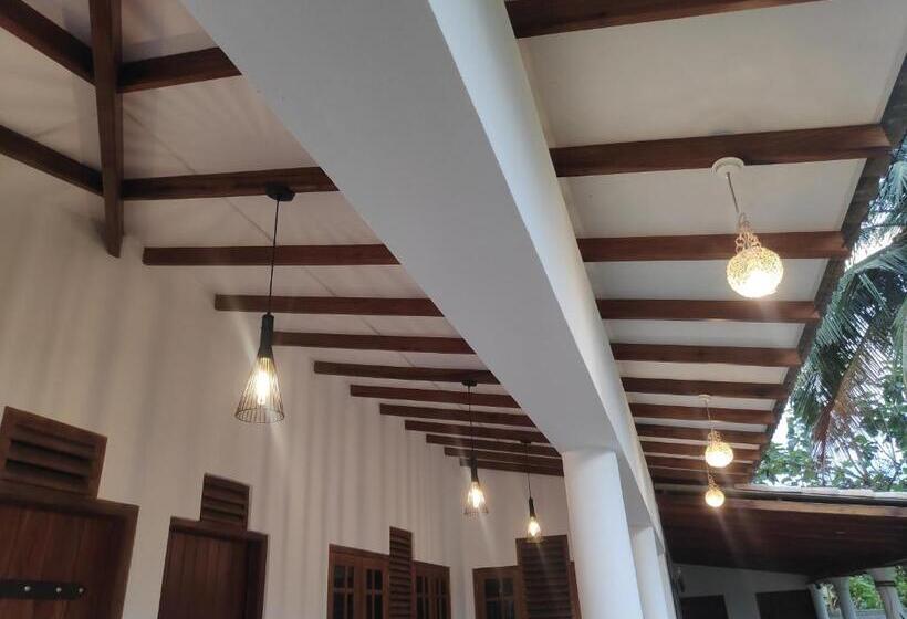 디럭스 룸, Cinnamon House