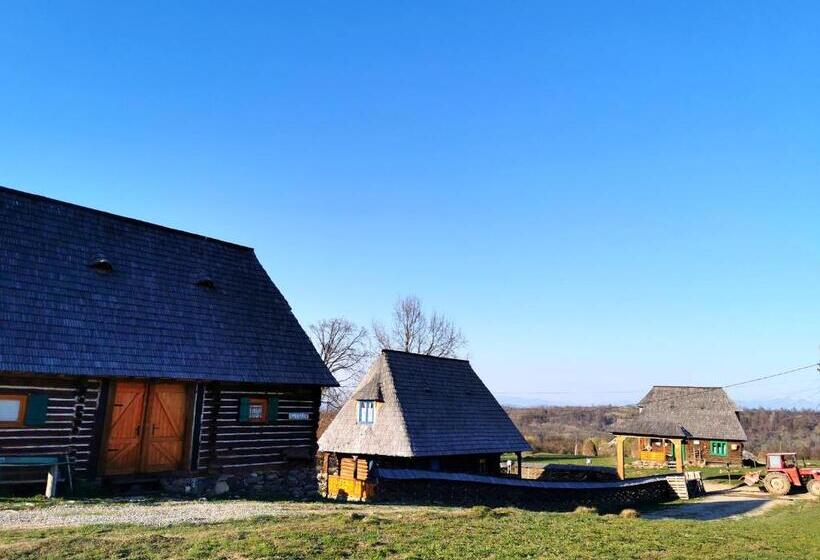 جناح عائلي, Complex Tradițional Casa Din Vale