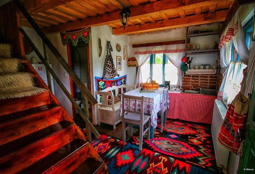 فيلا غرفتين نوم, Complex Tradițional Casa Din Vale