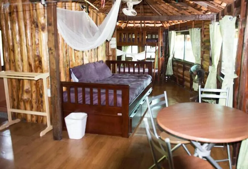 Suite Familiar, Sunflower Boathouse