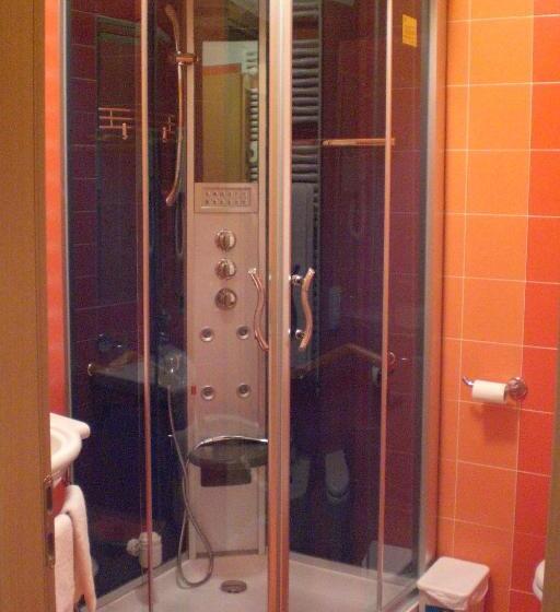 חדר סטנדרט לשלושה, Avio