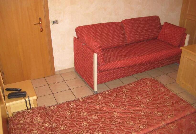 חדר סטנדרט לשלושה, Avio