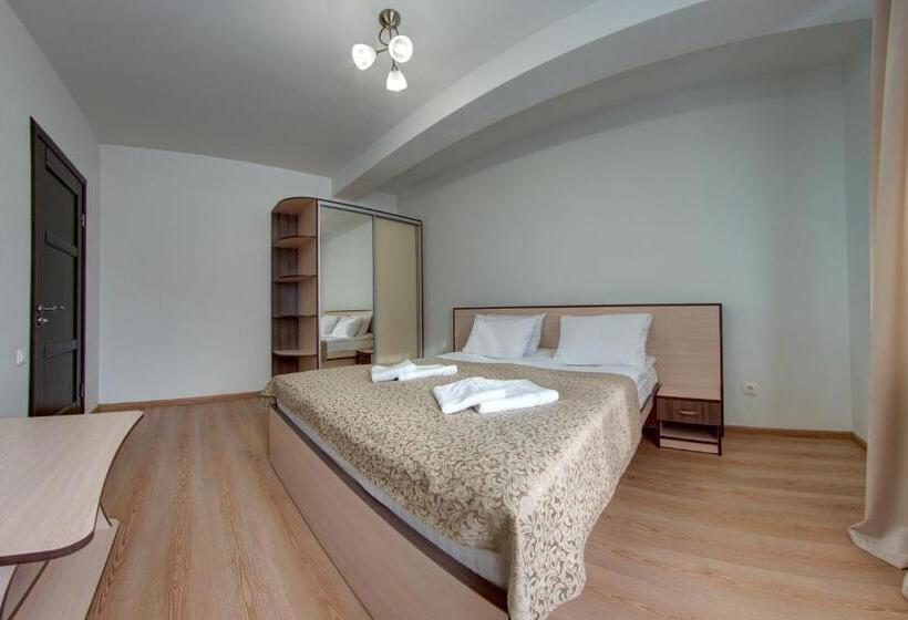 سوییت خانوادگی, Dolyna Gir