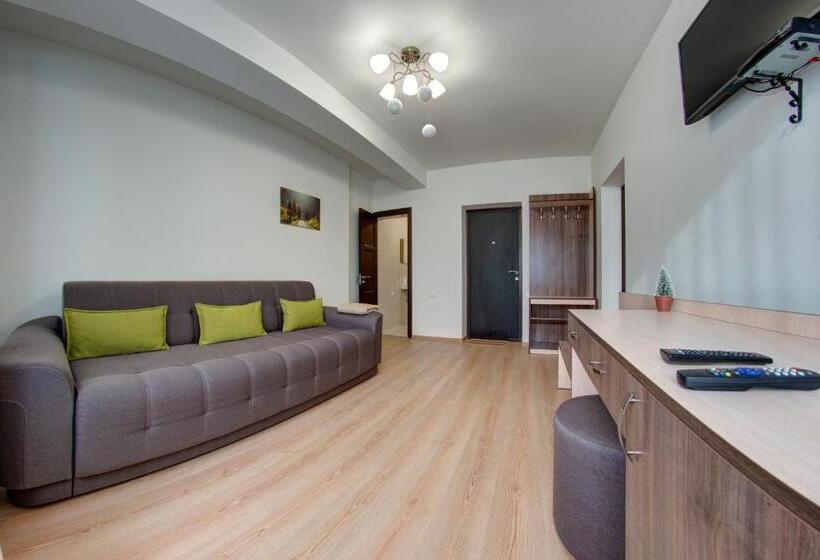 Quarto Familiar, Dolyna Gir
