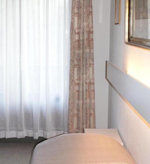 غرفة قياسية فردية حمام مشترك, Domstad