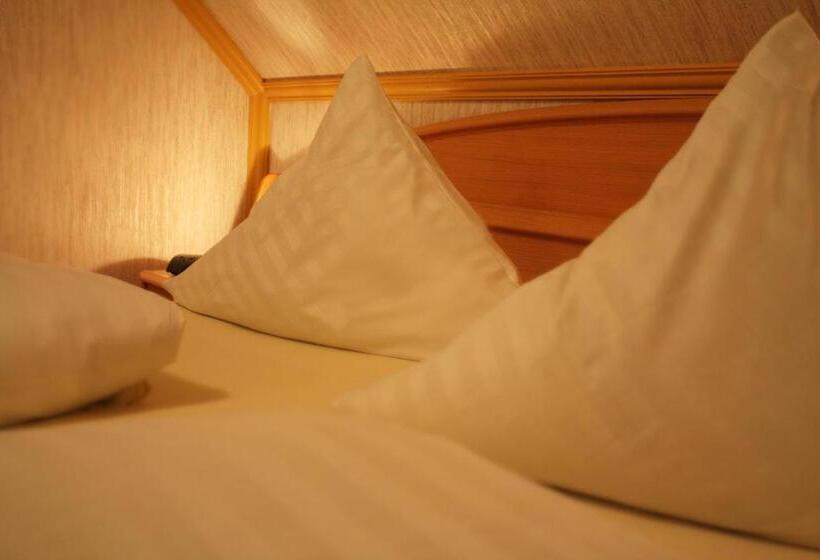 Номер Стандарт, Drei Kronen