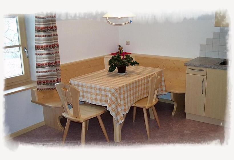 דירת שני חדרים, Oberschlichterhof