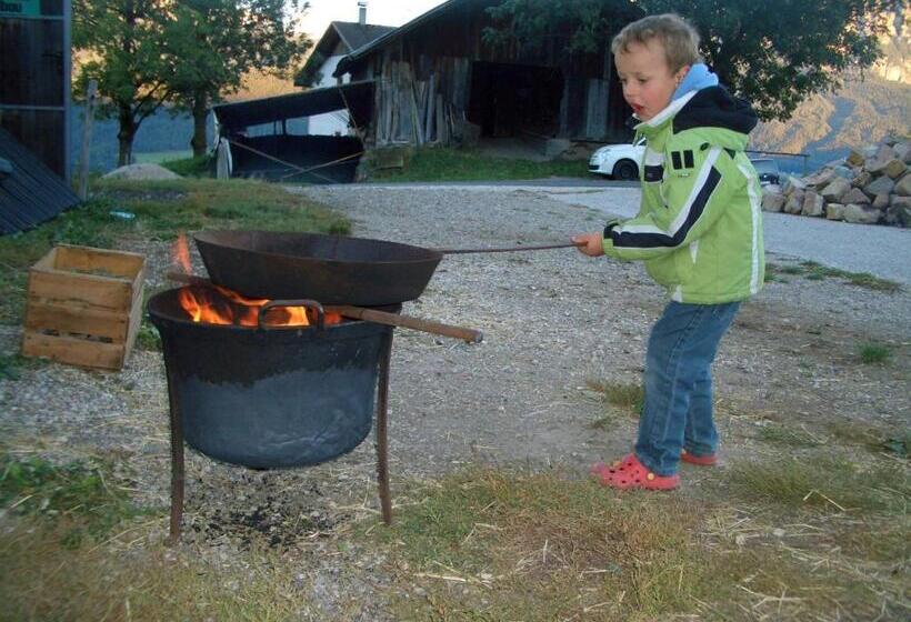 דירת שני חדרים, Oberschlichterhof