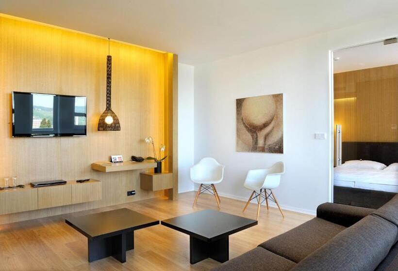 סוויטה עם טרסה, Tomášov