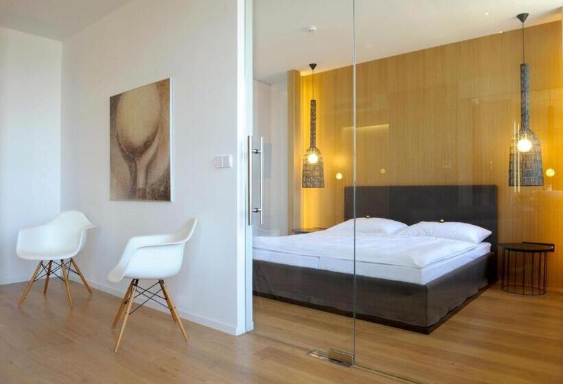 סוויטה עם טרסה, Tomášov