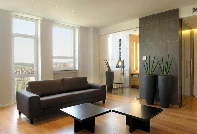 סוויטה עם טרסה, Tomášov