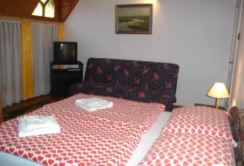 Standard Cuadruple Room Shared Bathroom, Oleander B&b