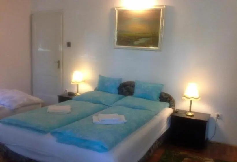 Standard Cuadruple Room Shared Bathroom, Oleander B&b