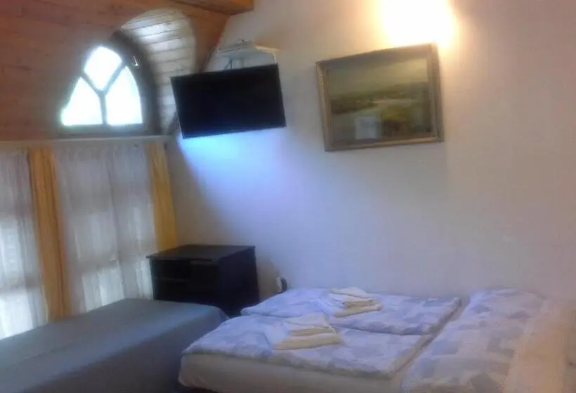 Standard Cuadruple Room Shared Bathroom, Oleander B&b