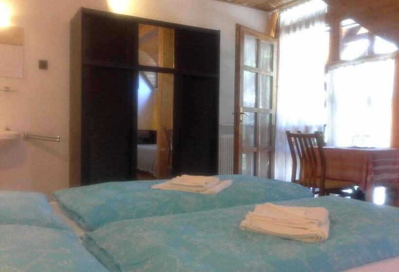 Standard Neljän Hengen Huone Jaettu Kylpyhuone, Oleander B&b