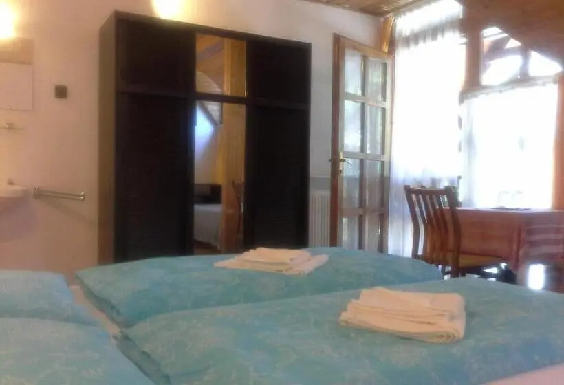 Standard Cuadruple Room Shared Bathroom, Oleander B&b