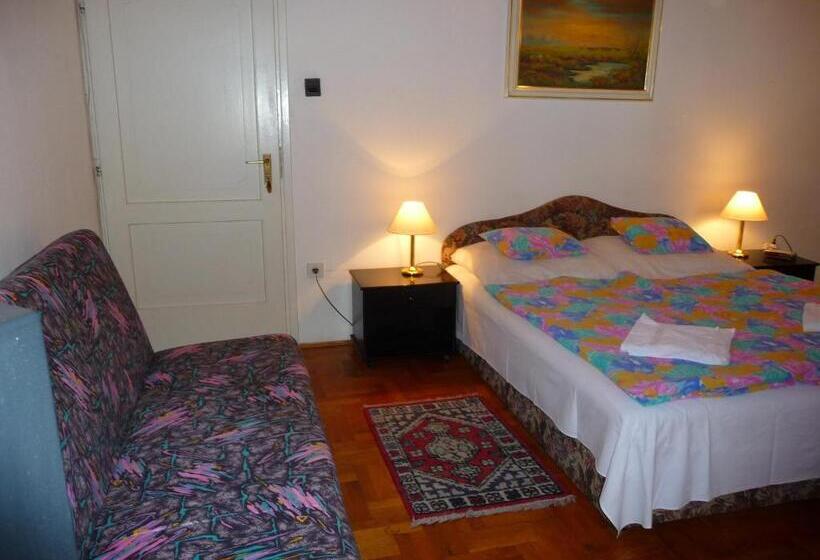 Standard Neljän Hengen Huone Jaettu Kylpyhuone, Oleander B&b