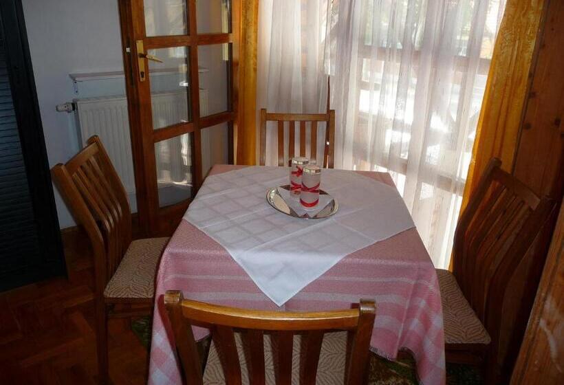 Standard Neljän Hengen Huone Jaettu Kylpyhuone, Oleander B&b