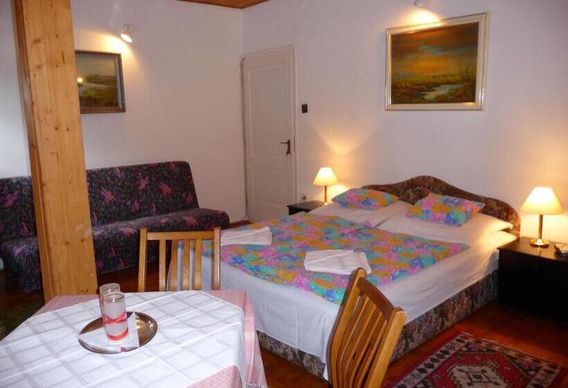 Standard Neljän Hengen Huone Jaettu Kylpyhuone, Oleander B&b