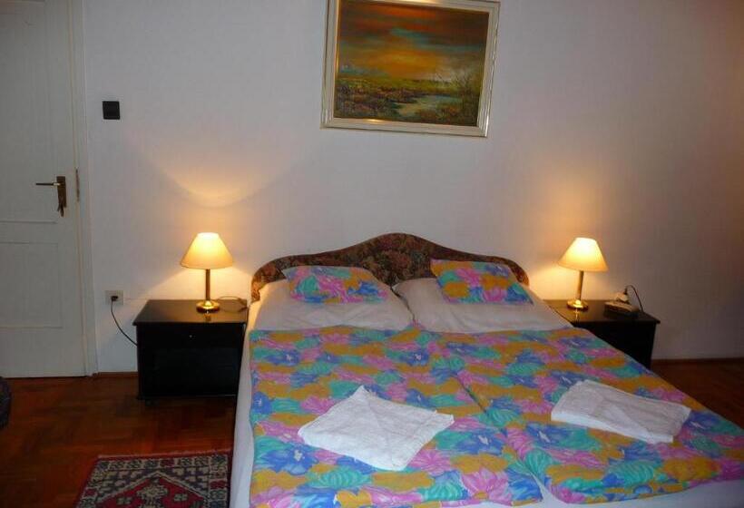 Standard Neljän Hengen Huone Jaettu Kylpyhuone, Oleander B&b