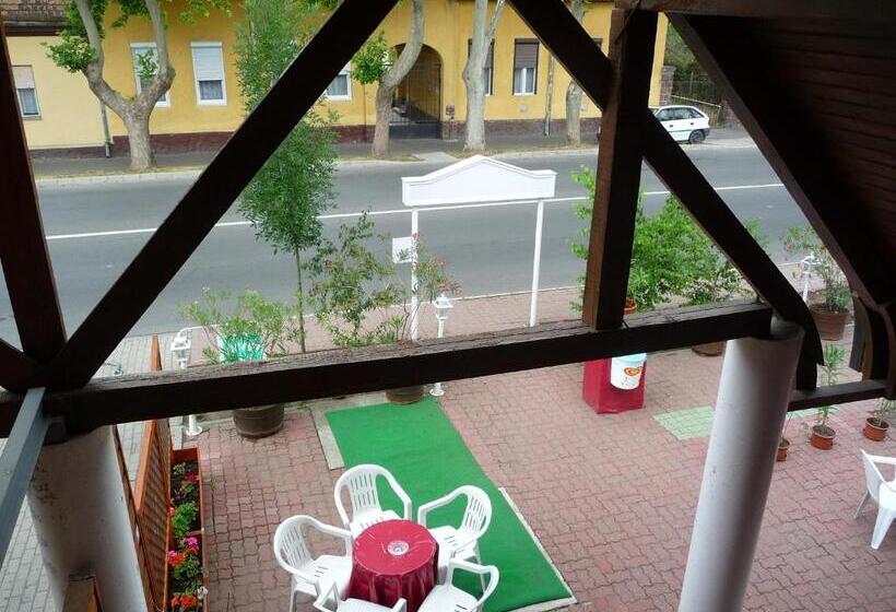 Standard-huone Jaettu Kylpyhuone, Oleander B&b