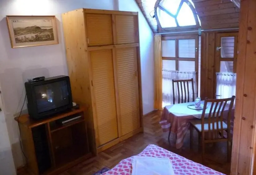 Standard Room Shared Bathroom, Oleander B&b