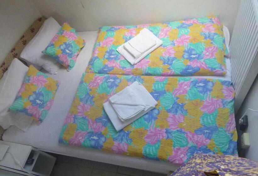 Standard-huone Jaettu Kylpyhuone, Oleander B&b