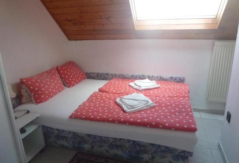 Standard-huone Jaettu Kylpyhuone, Oleander B&b