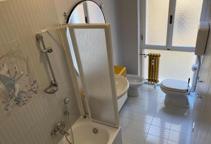 Pokój Trzyosobowy Standard Wspólna Łazienka, All Arena