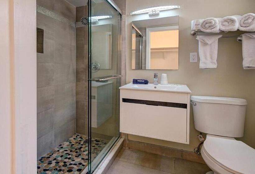 غرفه قياسيه سريرين مزدوجين, Castle By The Sea Motel