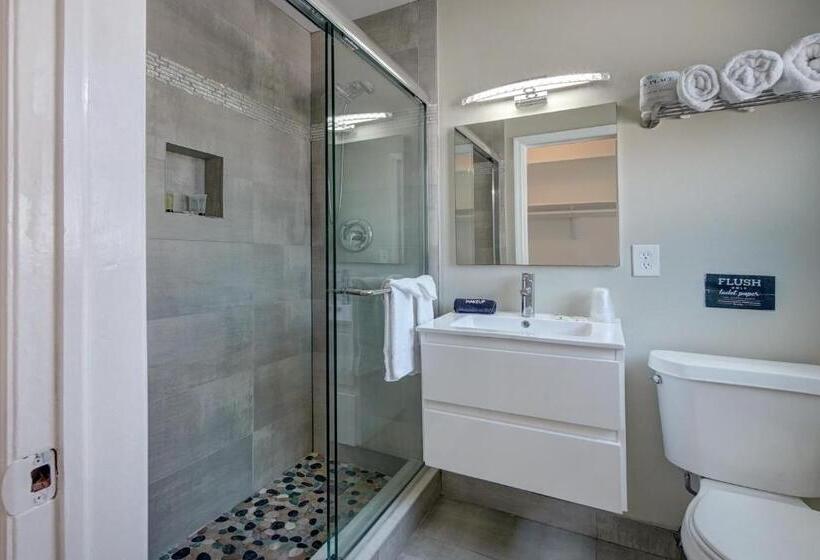 غرفه قياسيه سريرين مزدوجين, Castle By The Sea Motel