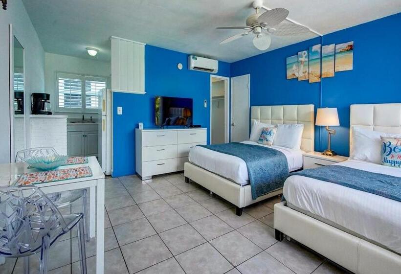 غرفه قياسيه سريرين مزدوجين, Castle By The Sea Motel