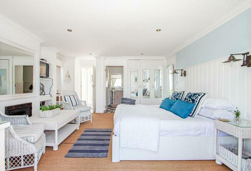 غرفة قياسية مطلّة علي البحر, A Boat House