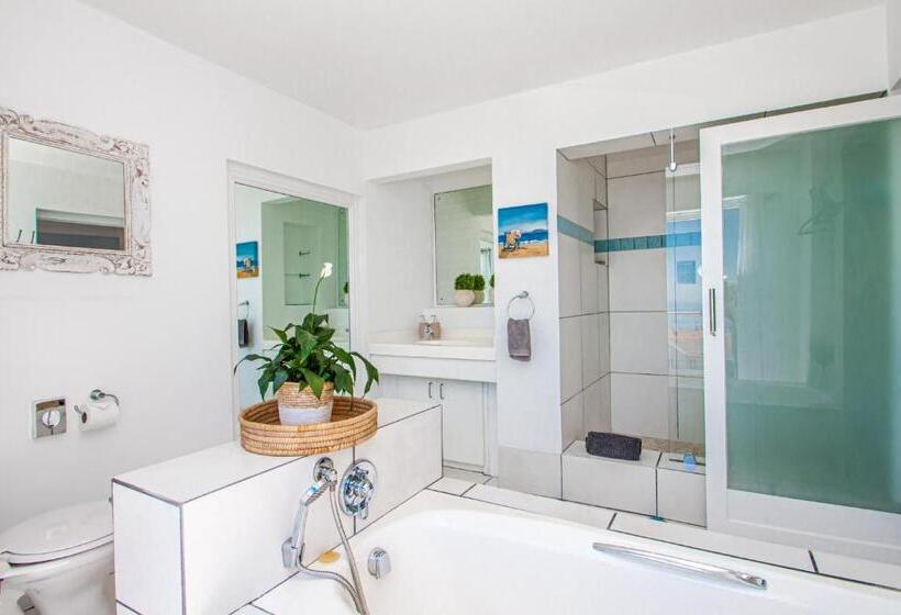 غرفة قياسية سرير كينج, A Boat House