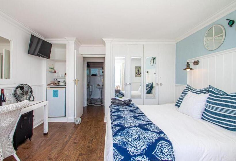 غرفة قياسية مطلّة علي البحر, A Boat House