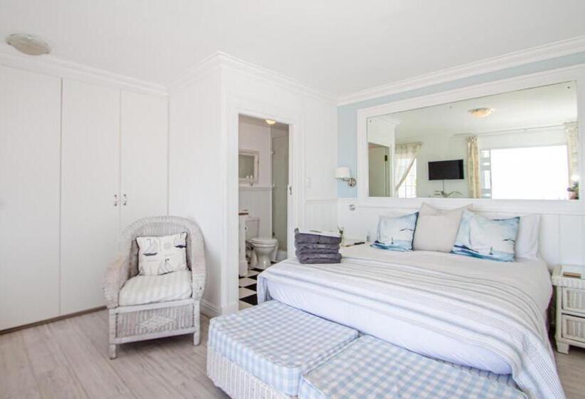 غرفة قياسية مطلّة علي البحر, A Boat House